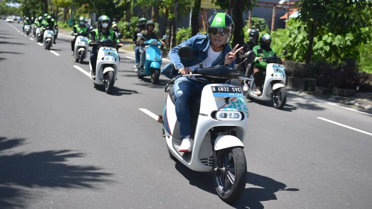 Momen Keseruan Andre Taulany dan Surya Insomnia Touring Motor Listrik Electrum di Bali