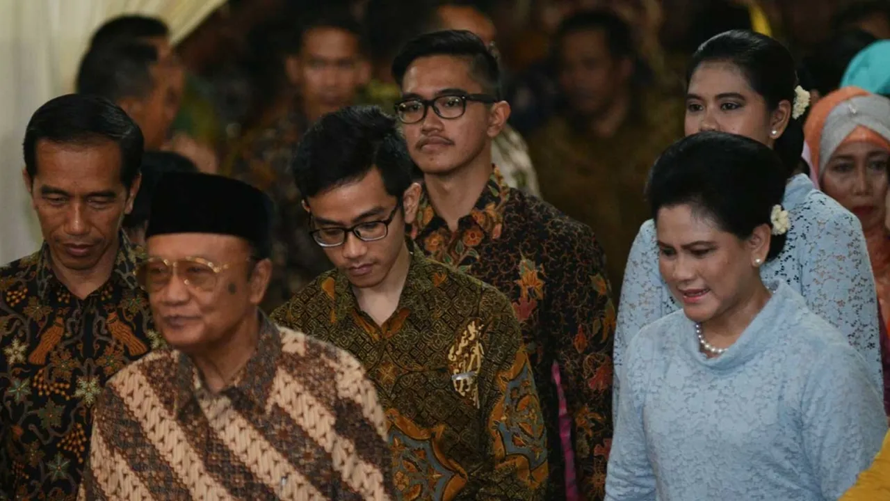 Momen Langka dan Gokil Ketika Ibu Negara Iriana Jokowi Balas Chat Pakai Sticker Meme Spongebob