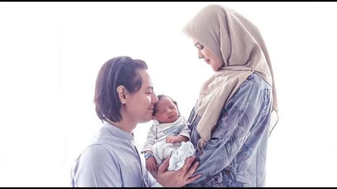 Momen Manis Roger Danuarta Ketiduran Posisi Duduk Sambil Gendong Anak