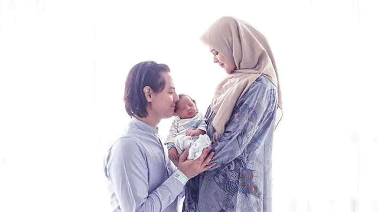 Momen Manis Roger Danuarta Ketiduran Sambil Pangku Sang Anak