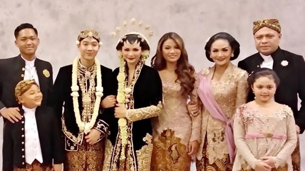 Momen Menyentuh Krisdayanti Cium Aurel dan Azriel di Nikahan Kartika Sary