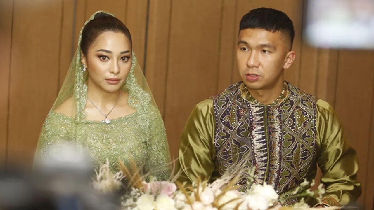 Momen Mesra Nikita Willy dan Indra Priawan Nyanyi Bareng di Acara Lamaran, Super Romantis!