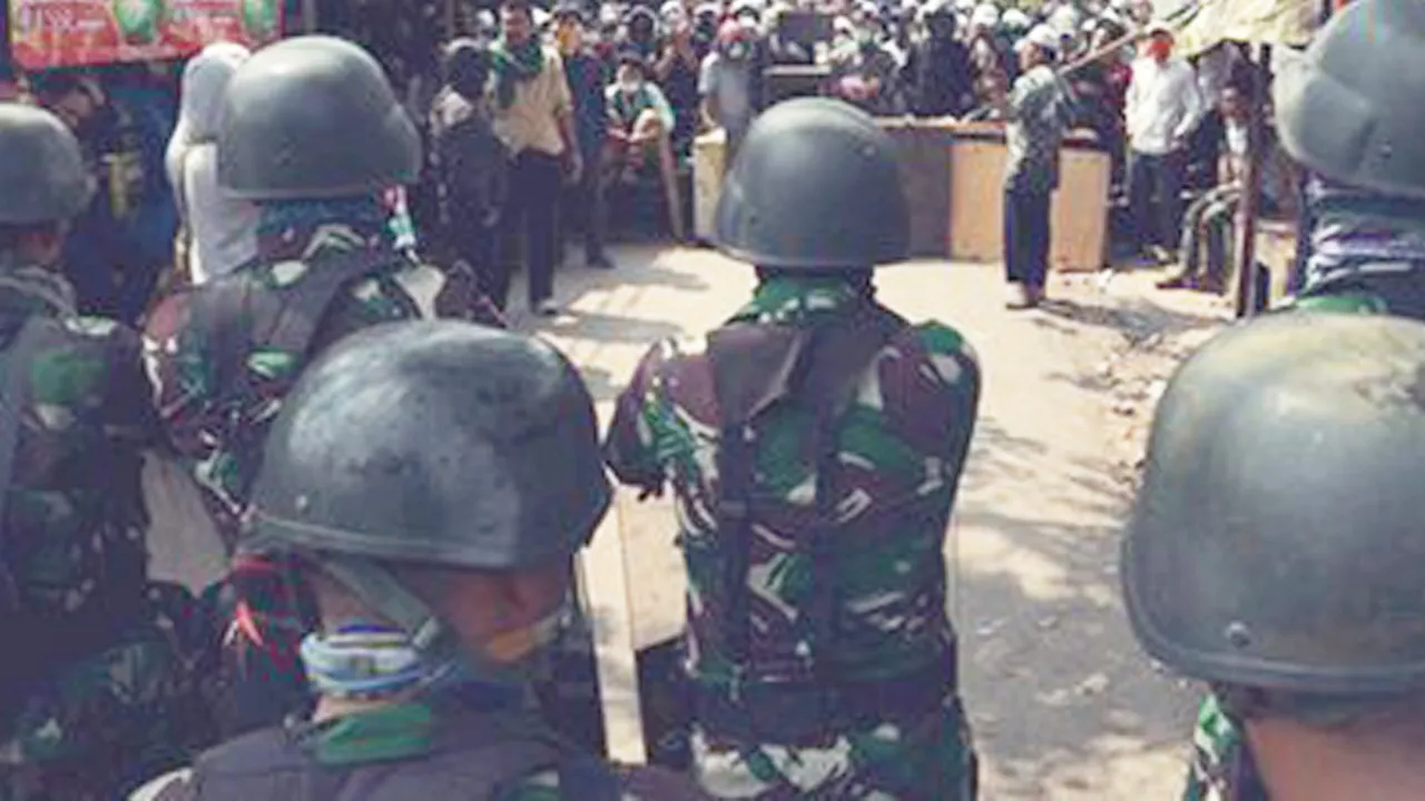 Momen Petugas TNI Berikan Oksigen Untuk Peserta Demo 22 Mei 2019, Bikin Haru