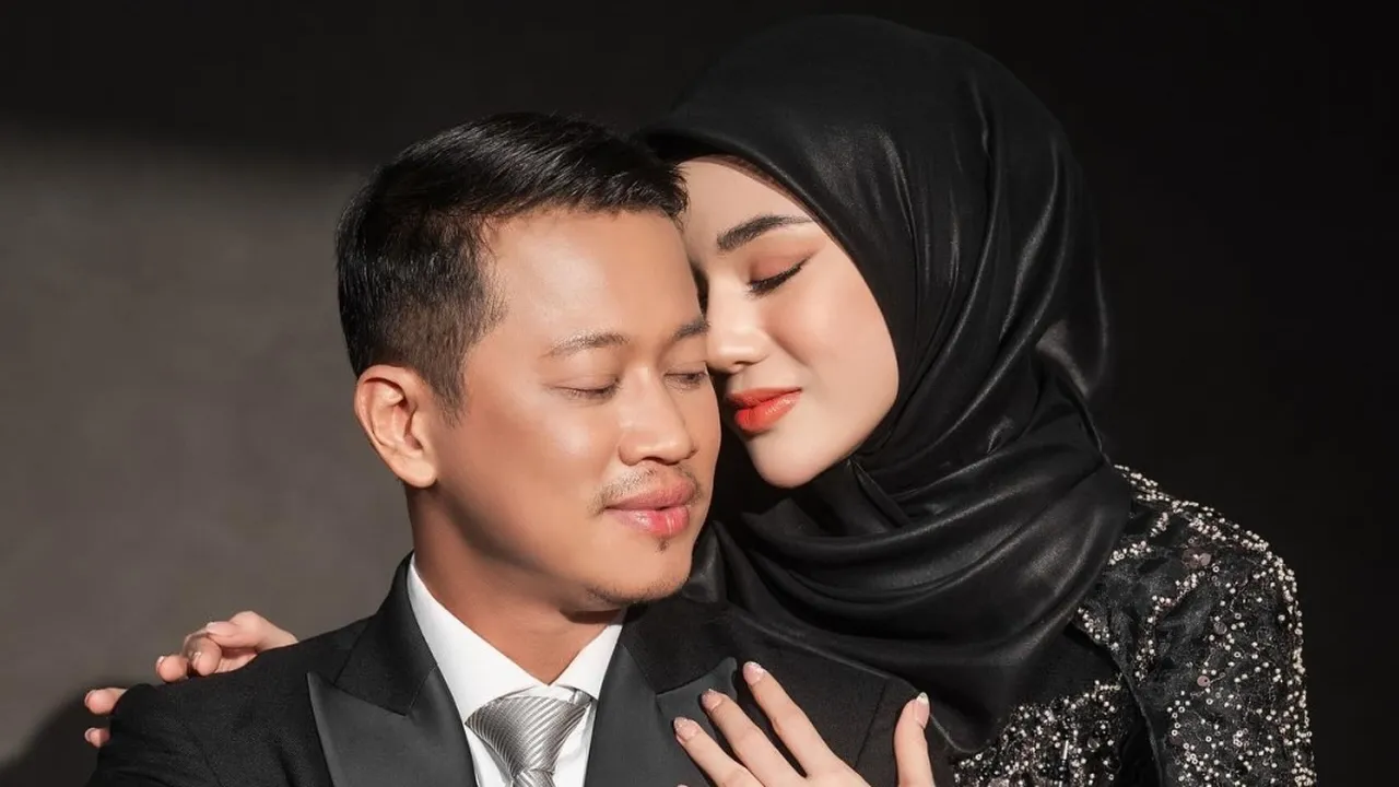 Momen Post Wedding Clara Shinta & Suami, Intim Dalam Nuansa Hitam