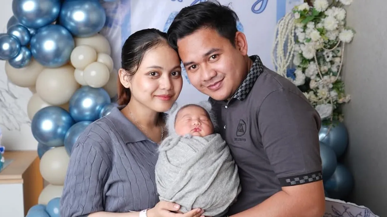 Momen Putri Isnari Momong Sang Anak, Bersenandung - Memeluk dan Mencium Putranya