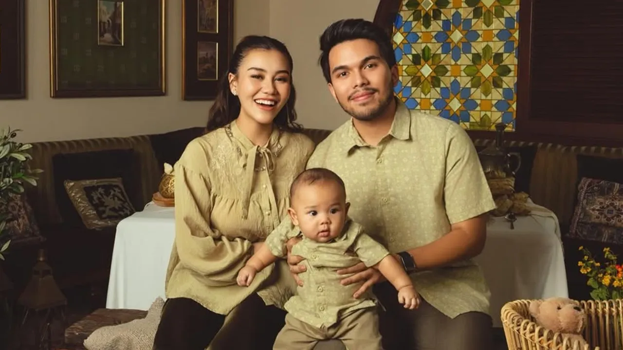 Momen Thariq Halilintar Sambil Gendong Arash Jalani Salat Tarawih Bersama Aaliyah Massaid