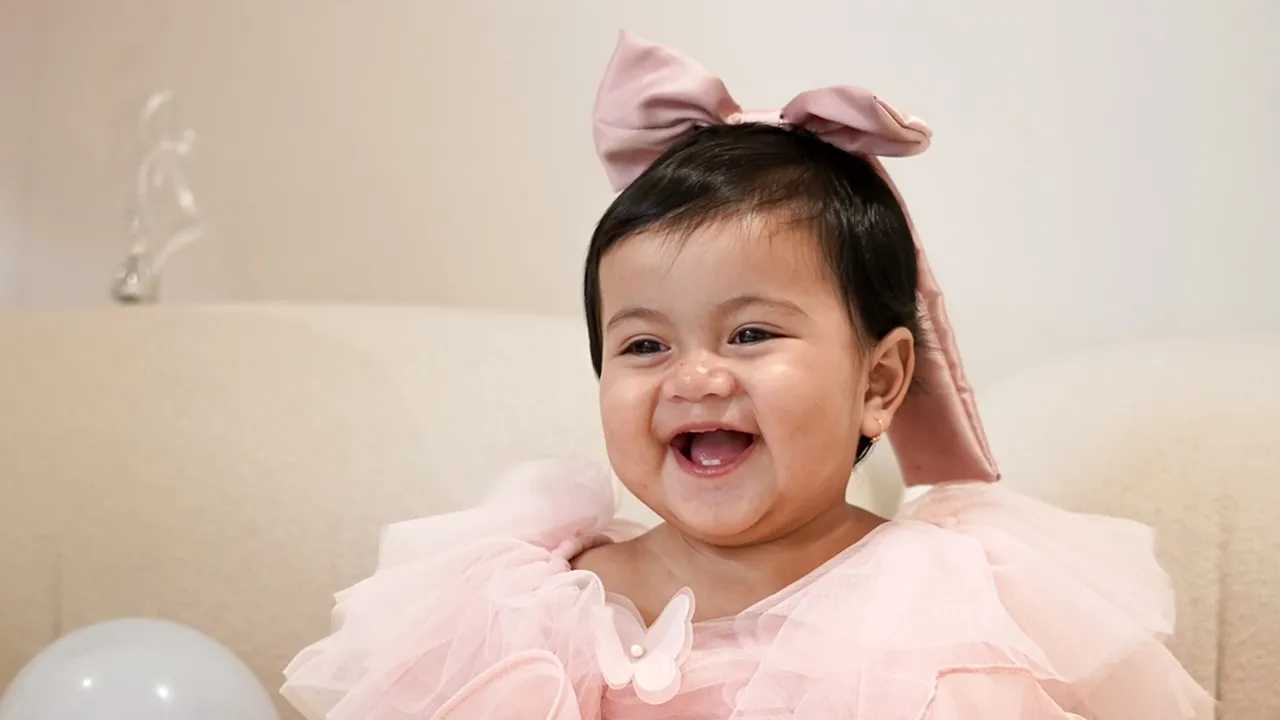 Momen Ultah Pertama Aisha Anak Yislam, Dekor Pastel dan Gaun Pink