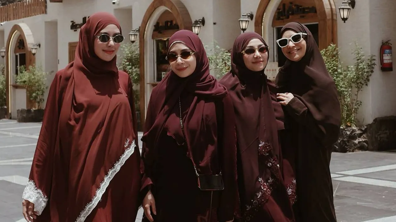 Momen Umrah Nagita Slavina Bersama Caca, Nisya, dan Syahnaz Momen Umrah Nagita Slavina Bersama Caca, Nisya, dan Syahnaz