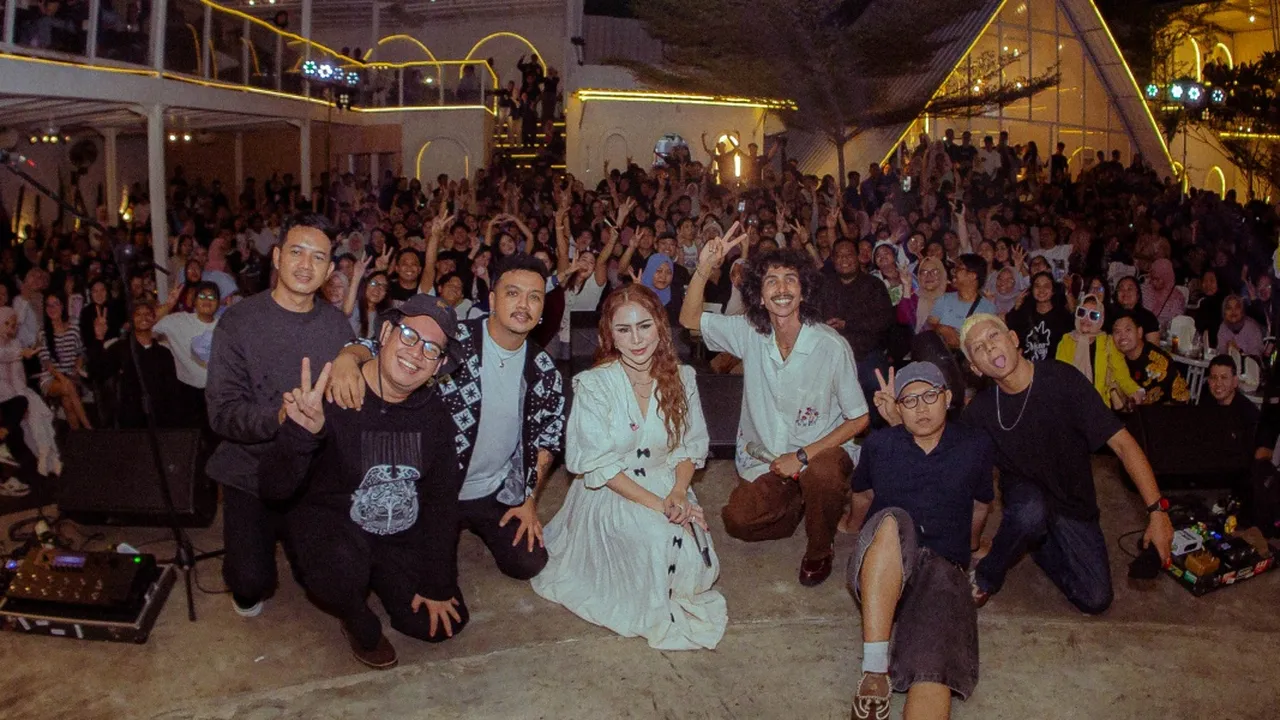 Momo Kembali Manggung Usai 10 Tahun Vakum, Debut Live Single Baru Momo Kembali Manggung Usai 10 Tahun Vakum, Debut Live Single Baru