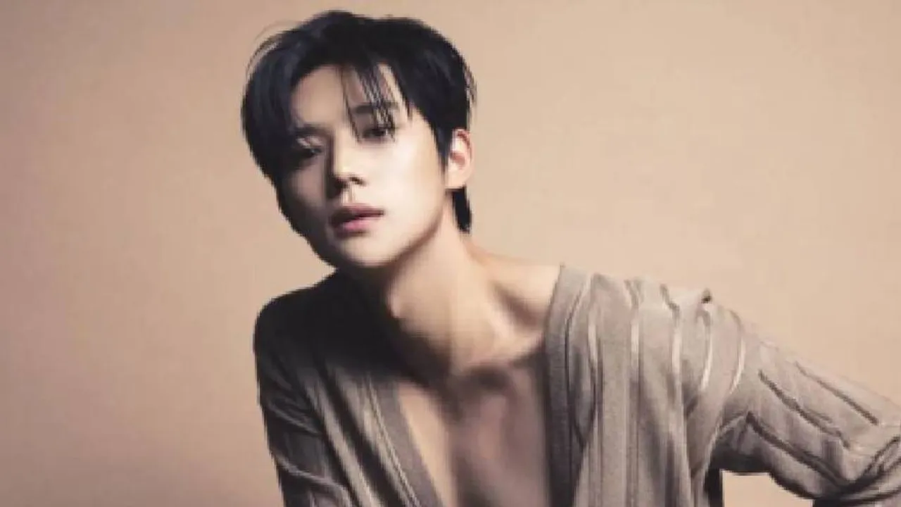 Moon Sangmin Tetap Gagah Walaupun Hanya Memakai Singlet di Pemotretan W Korea