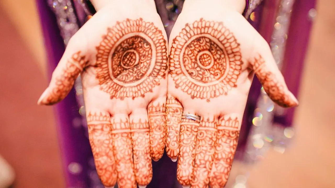 Mudah Ditirukan, 5 Inspirasi Terbaru Model Henna Tangan yang Simpel Namun Cantik
