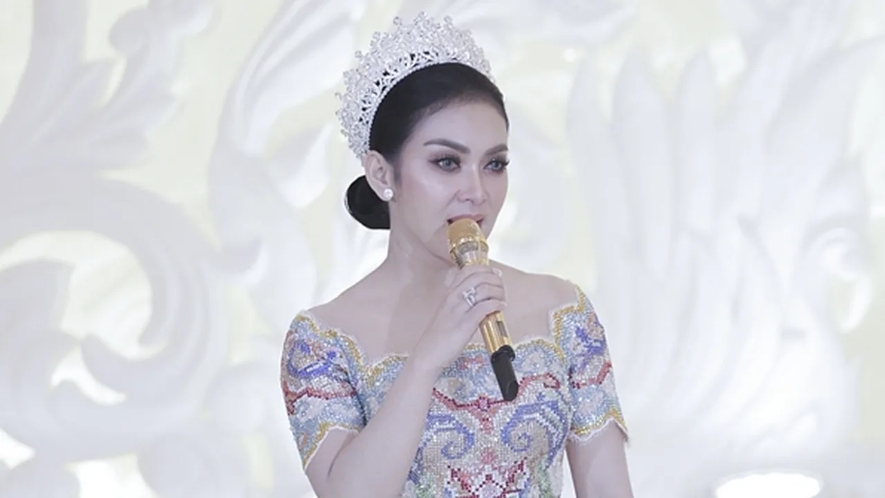 Mukenah Cantik Ala Syahrini, Ada Hiasan Pin Berlapis Emas 24 Karat
