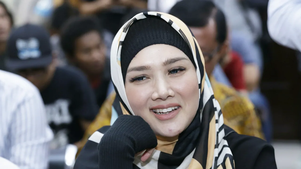 Mulan Jameela Tampil Anggun Saat Manggung Bareng New Monata