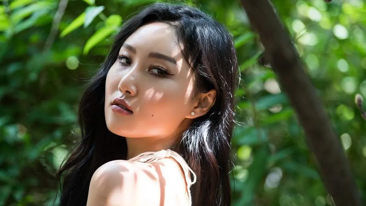 Muncul di Bandara Tanpa Gunakan Bra, Hwasa MAMAMOO Dapat Banyak Dukungan
