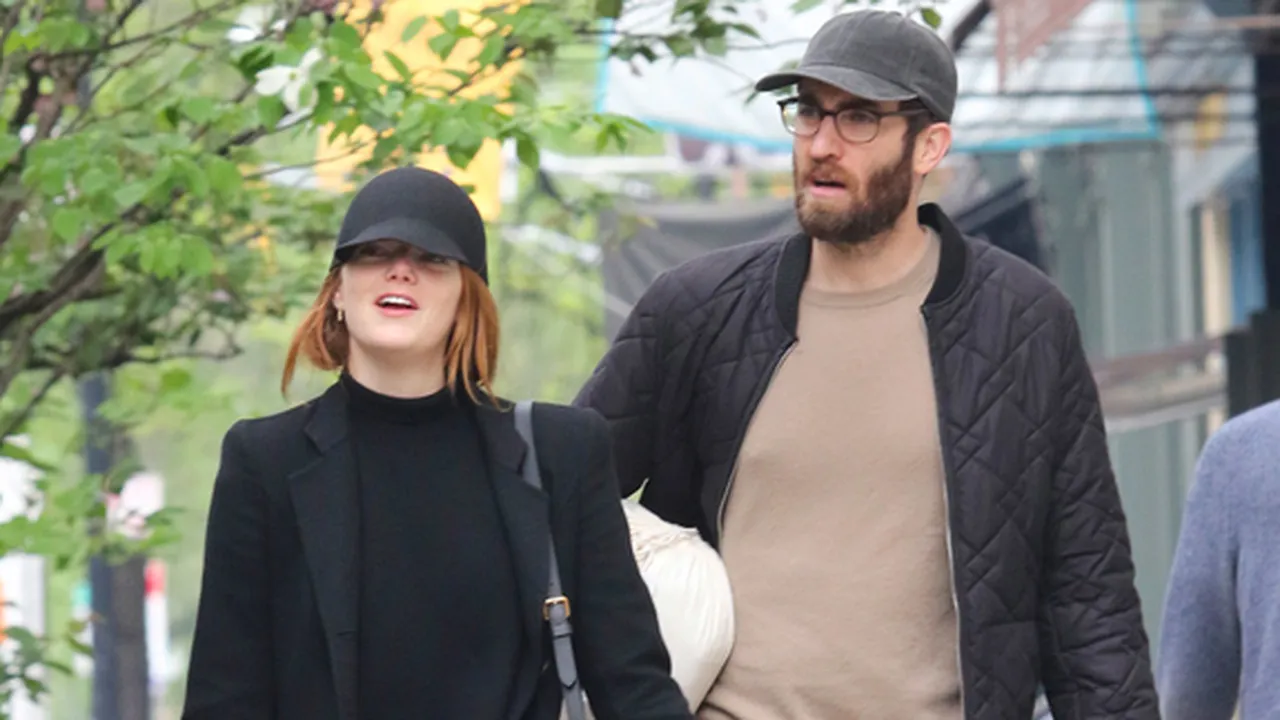 Muncul Perdana Usai Tunangan, Emma Stone & Dave McCary Gandengan Mesra Muncul Perdana Usai Tunangan, Emma Stone & Dave McCary Gandengan Mesra