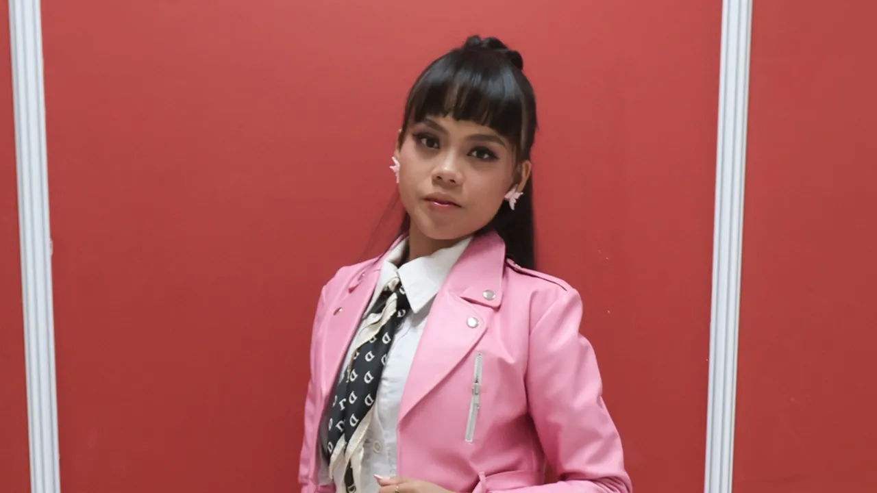 Nabila Asal Mamuju Bawa Oleh-oleh Durian untuk Juri D'Academy 8