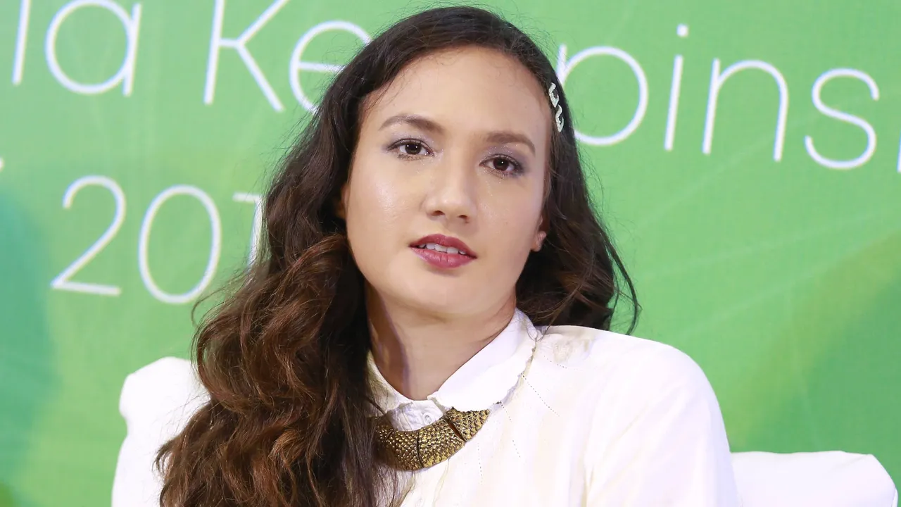 Nadine Chandrawinata Ajak Kaula Muda Tanam Pohon Mangrove