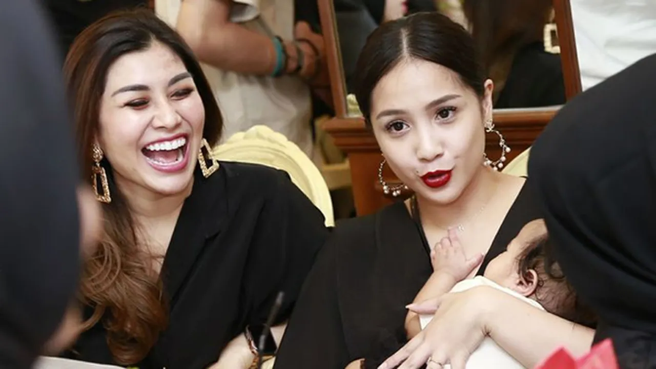 Nagita Slavina Dikabarkan Hamil, Ini Komentar Syahnaz dan Tya Ariestya Nagita Slavina Dikabarkan Hamil, Ini Komentar Syahnaz dan Tya Ariestya