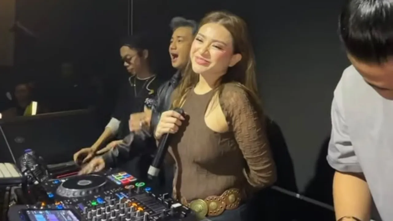 ポンティアナックでDJ出演中のナタリー・ホルシャー