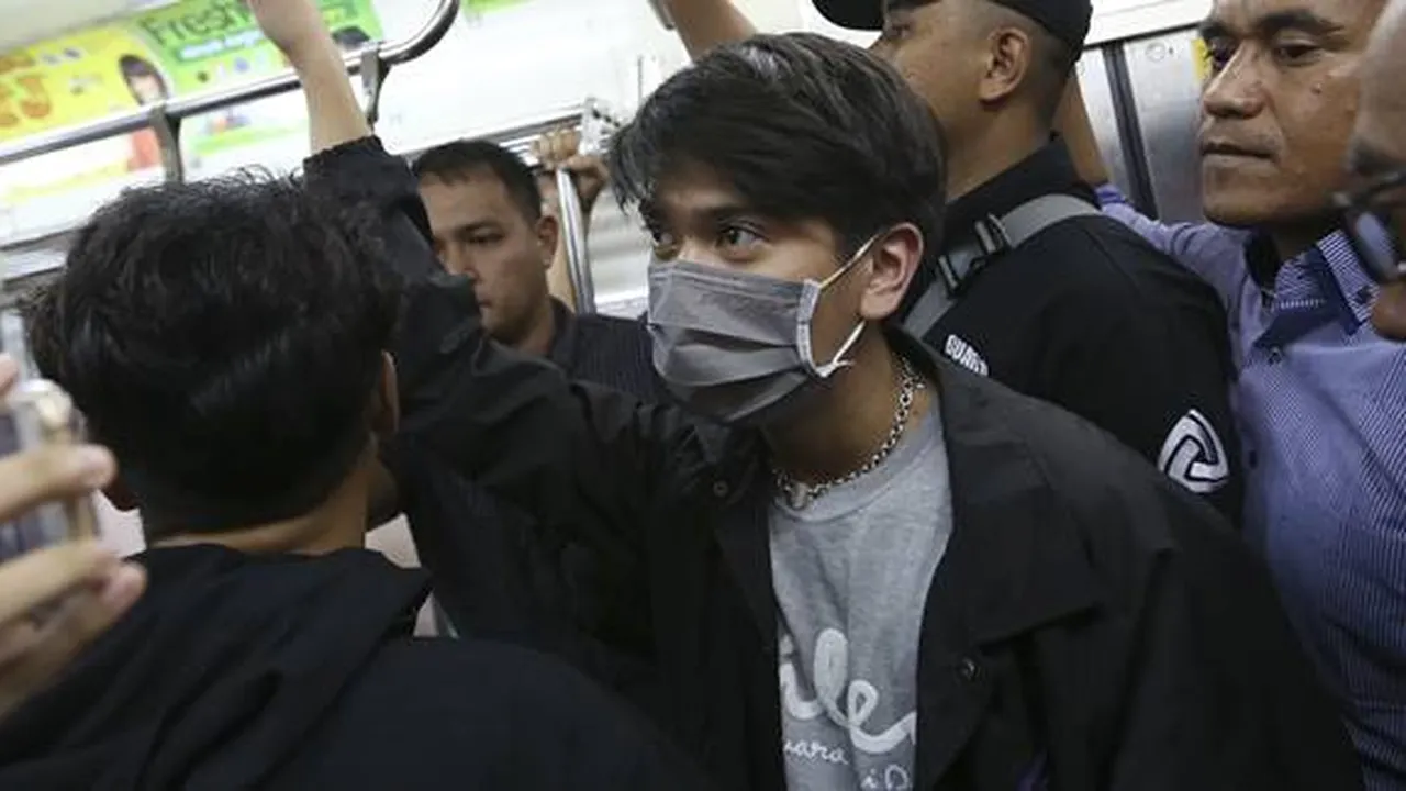 Nekat! Iqbaal Ramadhan Pernah Naik KRL Sendirian, Pakai Masker dan Tak Ada yang Mengenali Nekat! Iqbaal Ramadhan Pernah Naik KRL Sendirian, Pakai Masker dan Tak Ada yang Mengenali