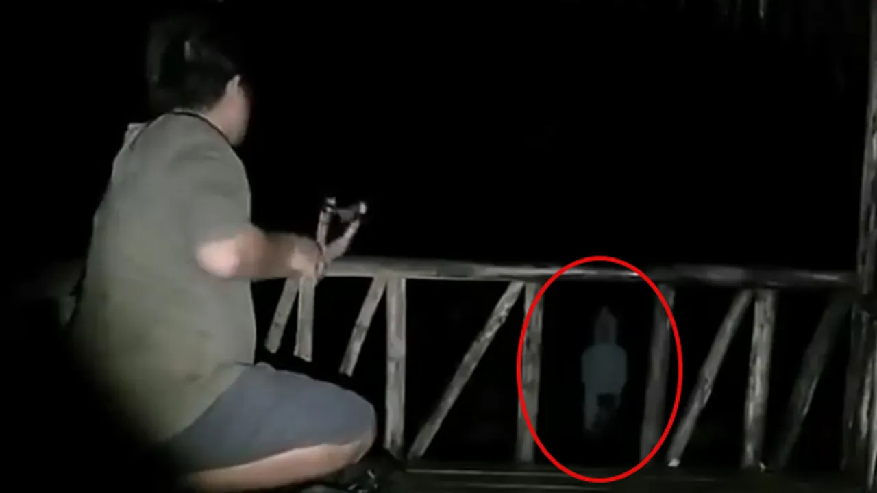 Nekat! Pria Ini Ketapel Pocong dan Ajak Selfie Kuntilanak