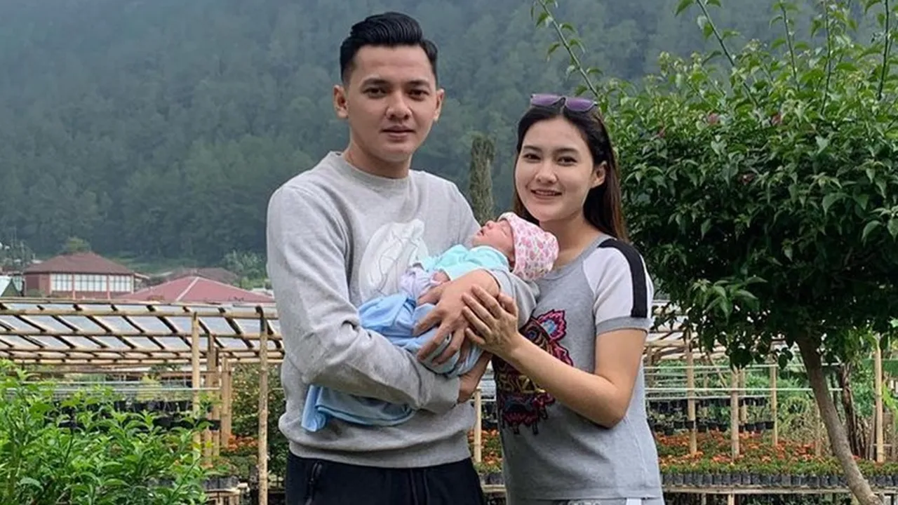 Nella Kharisma dan Dory Harsa Momong sang Anak dengan Wajah Tersenyum, Baby Gendhis Mirip Siapa Ya? Nella Kharisma dan Dory Harsa Momong sang Anak dengan Wajah Tersenyum, Baby Gendhis Mirip Siapa Ya?