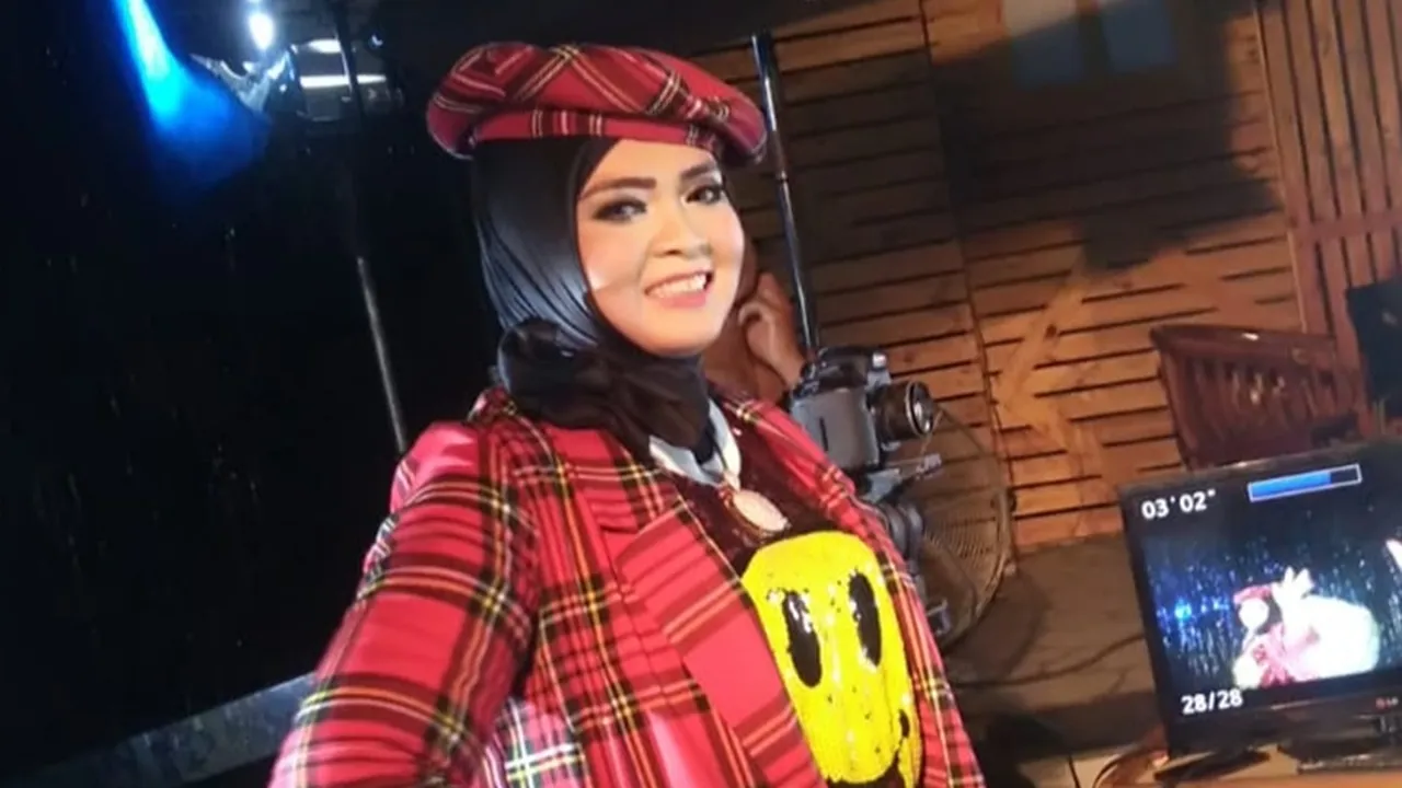 Neng Dessy, Pebisnis Besar Yang Tertarik Jadi Penyanyi Dangdut
