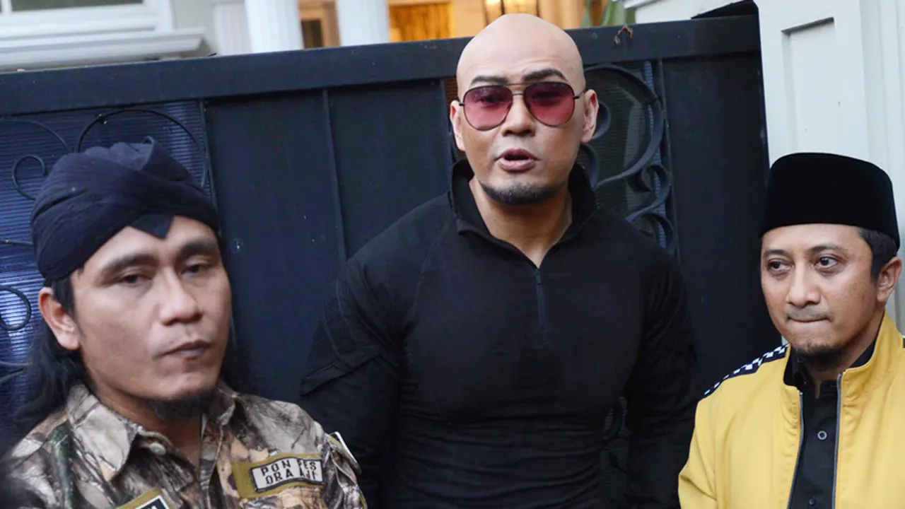 Netizen Kritik Deddy Corbuzier Saat Salat Berjamaah, Begini Respon Gus Miftah