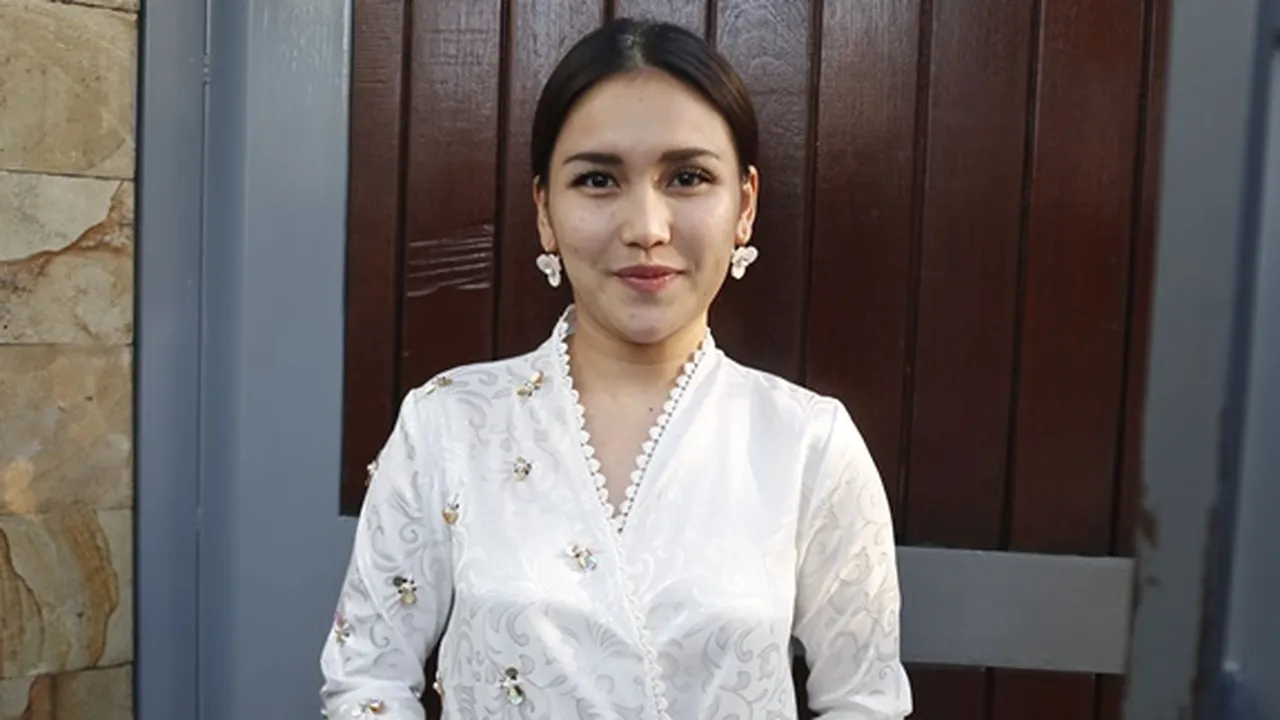 Nggak Berani Naik Angkot, Ayu Ting Ting Selalu Diantar Jemput Ayah Dari TK Hingga Awal Kuliah Nggak Berani Naik Angkot, Ayu Ting Ting Selalu Diantar Jemput Ayah Dari TK Hingga Awal Kuliah