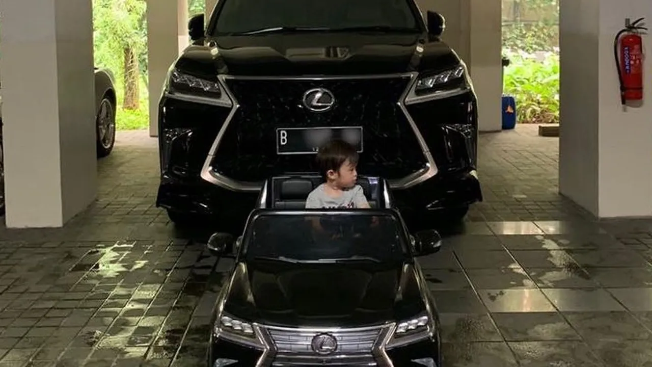 Nggak Murah, Harga Mobil Yang Dikendarai Anak Sandra Dewi Ini Bikin Melongo