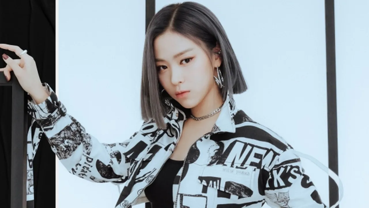 Nggak Nyangka, Ternyata Baju Atasan Ryujin ITZY Terbuat dari Celana Dalam