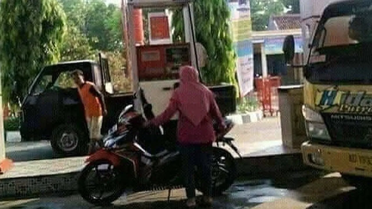 Ngisi Solar ke Tangki Motor, Emak-Emak Ini Viral di Social Media