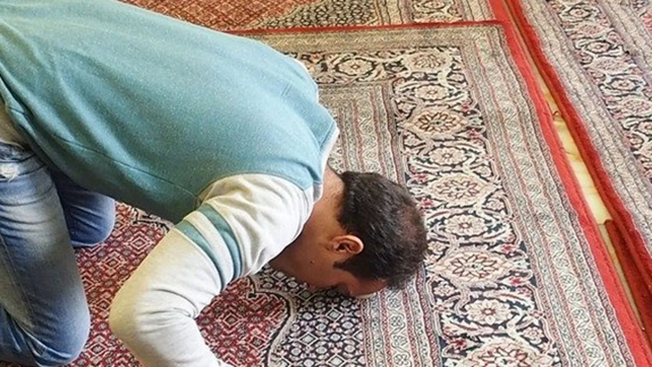 Niat Sujud Tilawah dan Tata Caranya Lengkap Beserta Doanya yang Perlu Diketahui Umat Muslim