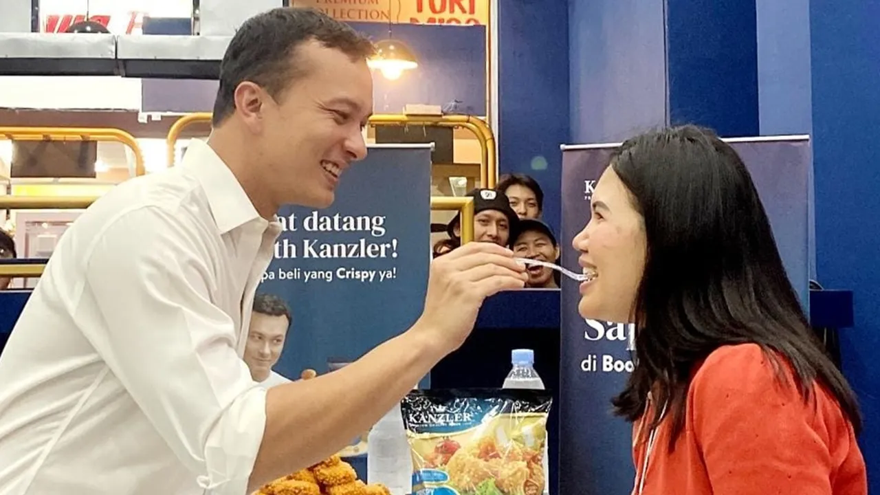 Nicholas Saputra Menyuapi Penggemar di Acara Talkshow, Penonton Histeris
