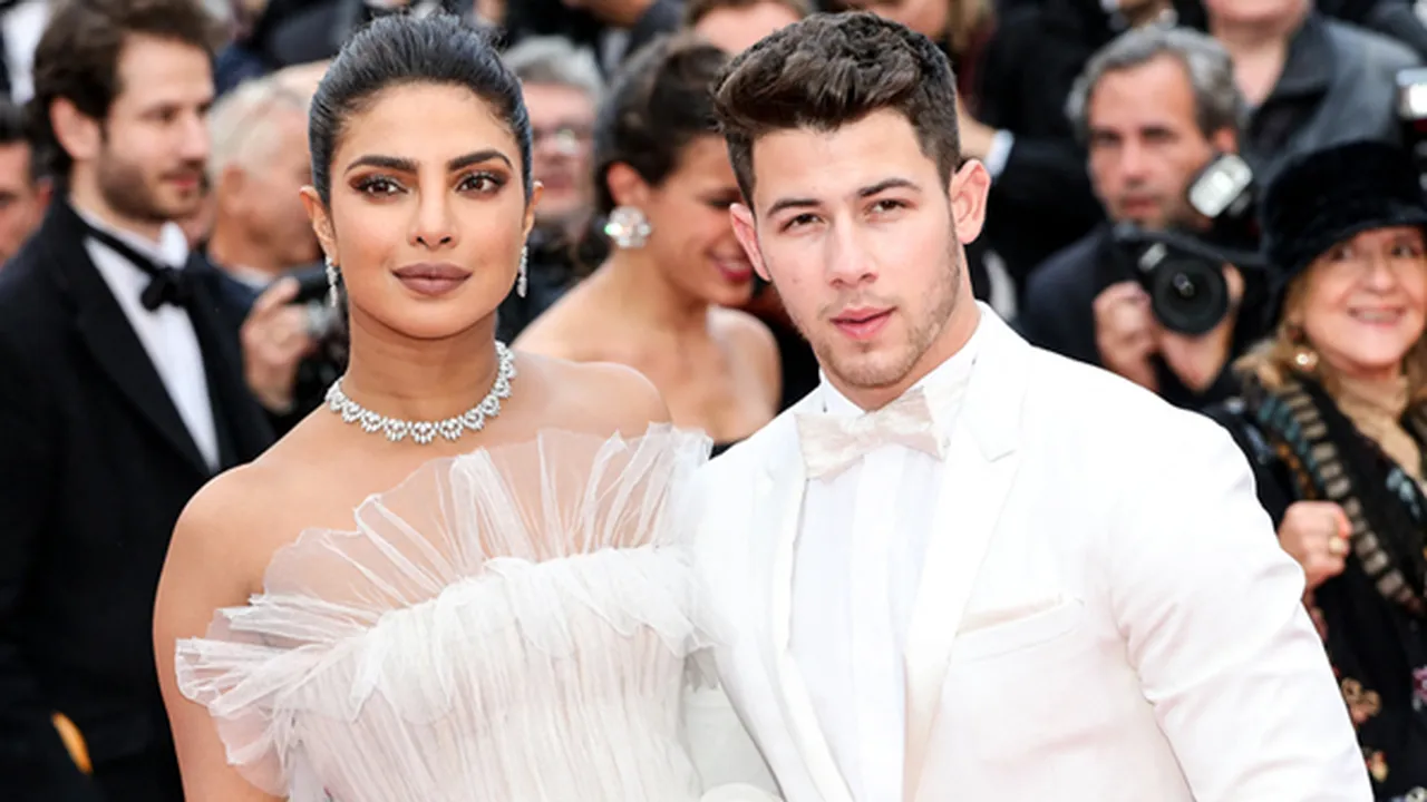 Nick Jonas Tertangkap Dansa dan Cium Mesra Priyanka Chopra di Paris