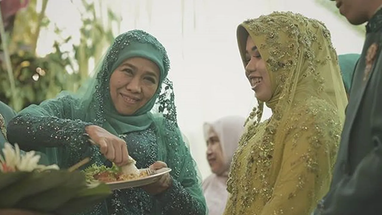 Nikahkan Anak Pertama, Gubernur Khofifah Gelar Pesta 4 Hari dan Undang Jokowi - JK