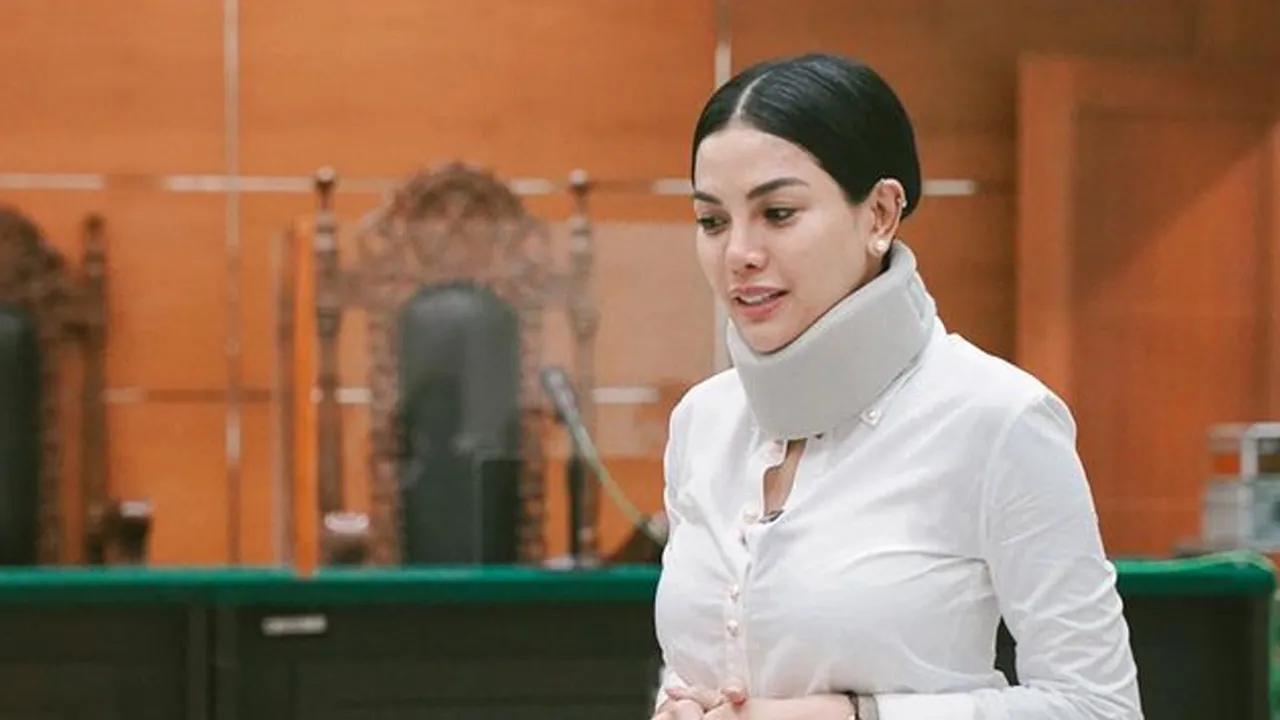Nikita Mirzani Menyapa Para Pendemo yang Mendukungnya: Akhirnya Bebas!!!