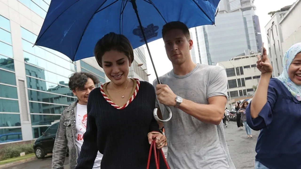 Nikita Mirzani Mesra dengan Kekasih, Dadanya Sampai Dikecup