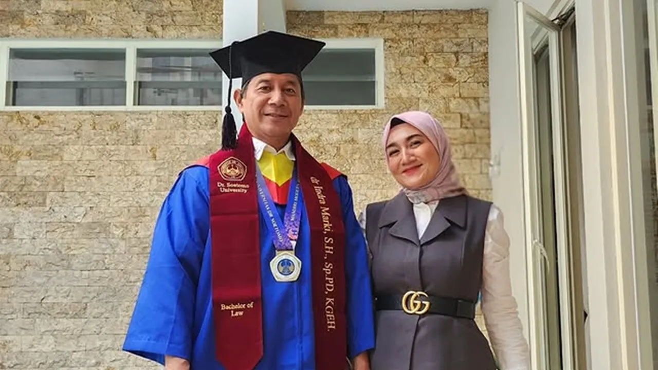 Nini Carlina Rayakan Wisuda Suami, Resmi Jadi Sarjana Hukum