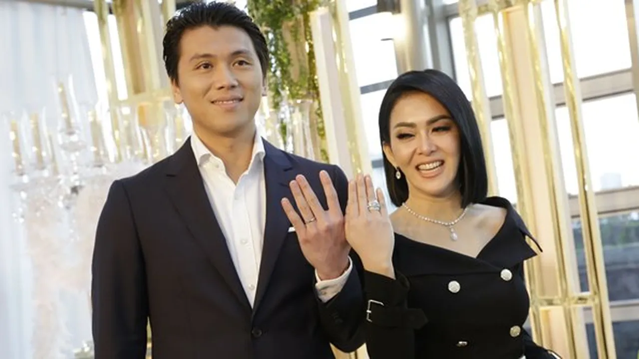 Nyoblos Pertama Bareng Suami, Syahrini Datang Dengan Kaki Terluka