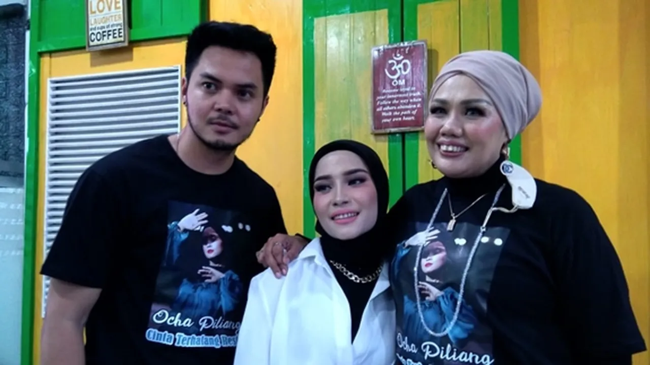 Ocha Piliang Anak Angkat Elly Sugigi Rilis Lagu 'Cinta Terhalang Restu'