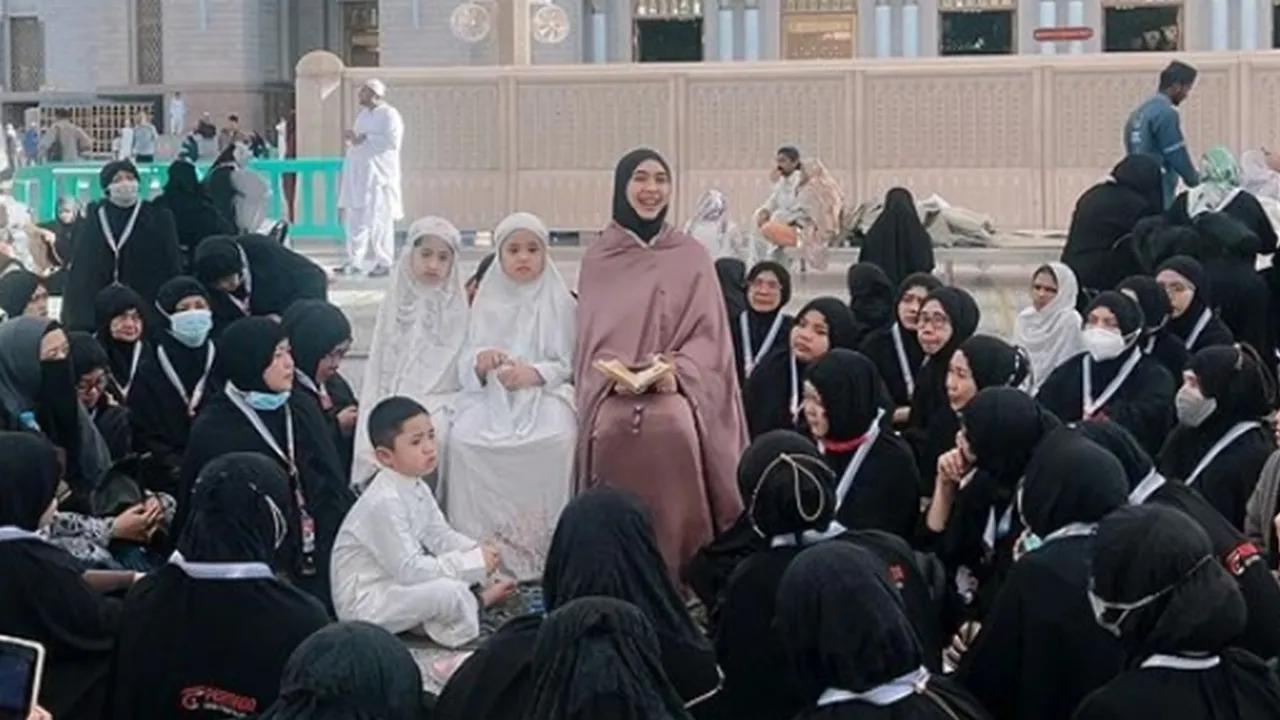 Oki Setiana Dewi Berangkatkan Umrah Belasan Guru Quran