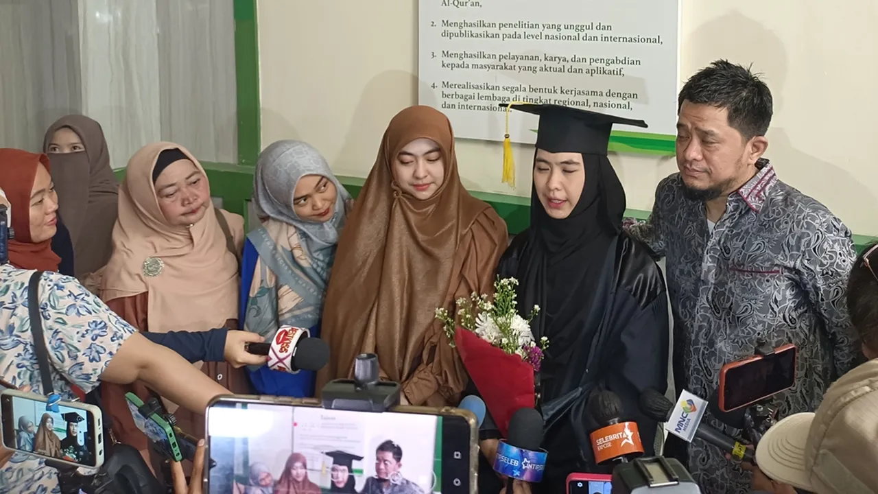 Oki Setiana Dewi Sandang Dua Gelar Doktor: Kali Ini Papa Sudah Tiada