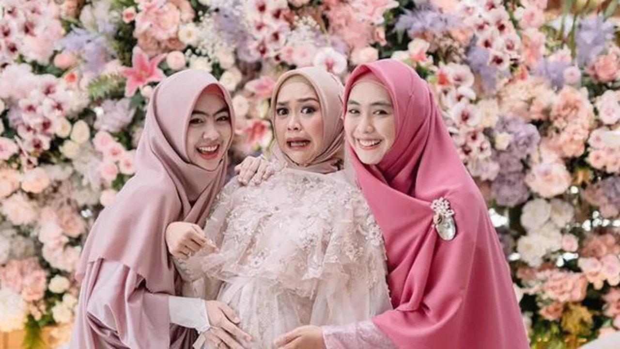 Oki Setiana Dewi Ungkap Kesedihan Ria Ricis Lahiran Secara Caesar, Kenapa? Oki Setiana Dewi Ungkap Kesedihan Ria Ricis Lahiran Secara Caesar, Kenapa?