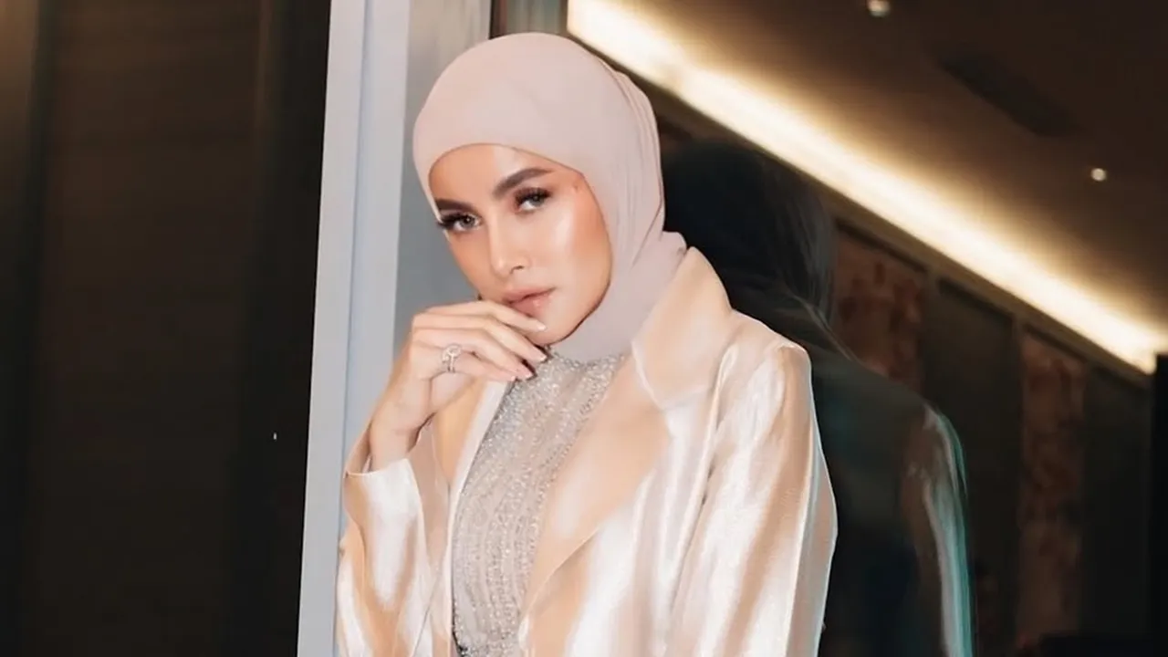 Olla Ramlan Resmi Lepas Hijab, Sempat Minta Maaf pada Mama -Singgung Soal Pilihan Hidup Olla Ramlan Resmi Lepas Hijab, Sempat Minta Maaf pada Mama -Singgung Soal Pilihan Hidup