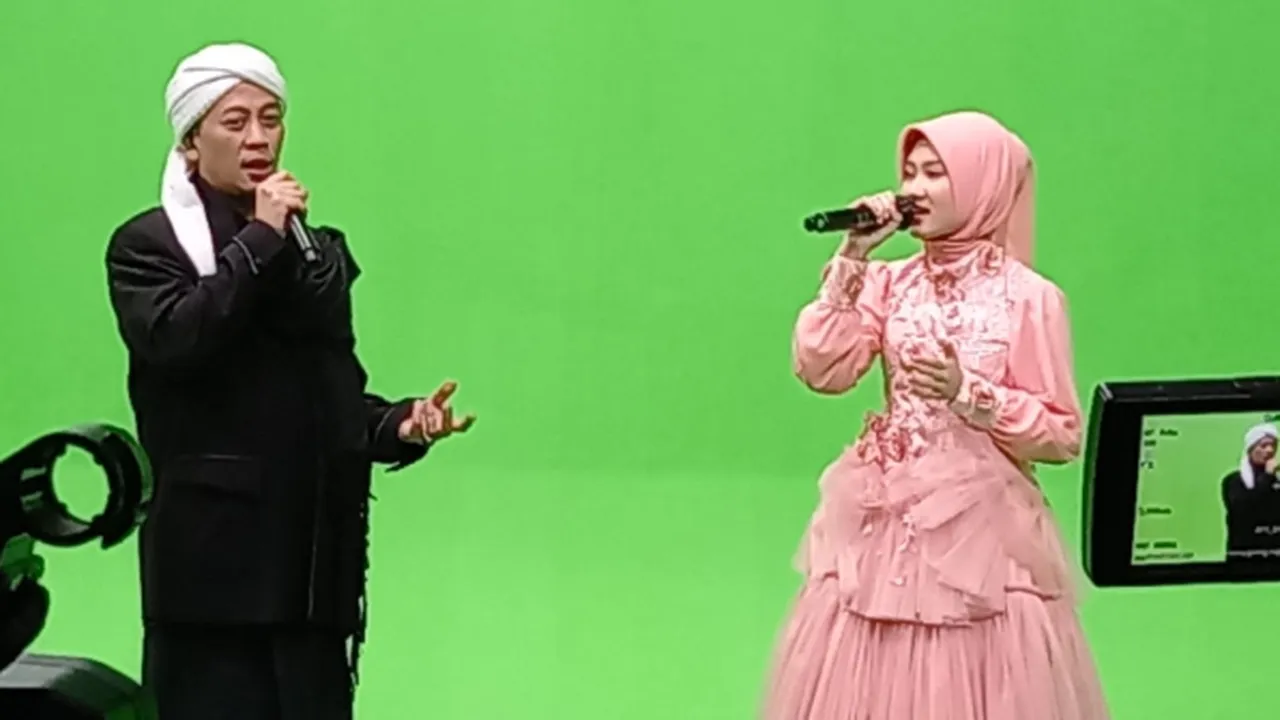 Opick Ajak Penyanyi Muda Bertalenta Rhana Haura Duet untuk 2 Lagu Opick Ajak Penyanyi Muda Bertalenta Rhana Haura Duet untuk 2 Lagu