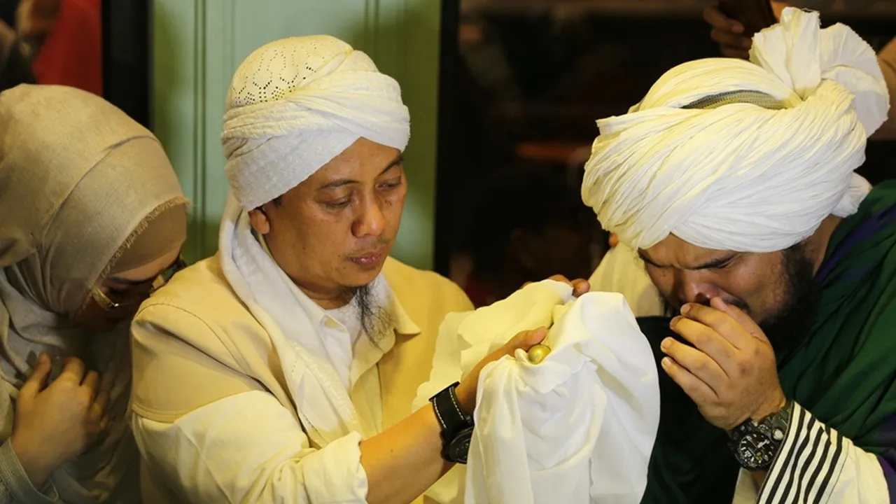 Opick Klaim Jaga Sehelai Rambut Nabi Muhammad, MUI Beri Sorotan Opick Klaim Jaga Sehelai Rambut Nabi Muhammad, MUI Beri Sorotan