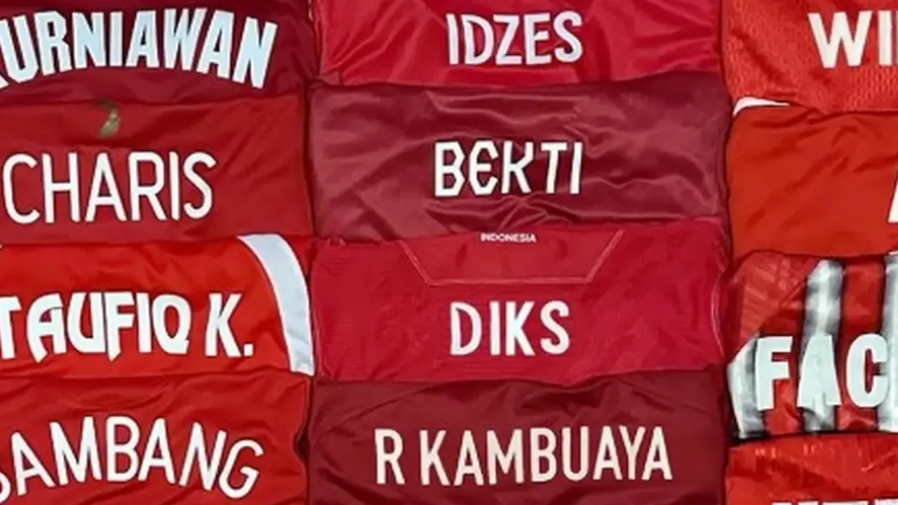 Orang ini Jadi Kolektor Jersey Timnas Indonesia dari 1938 hingga yang Terbaru