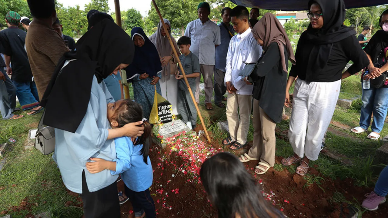 Otis Pamutih Dimakamkan, Diiringi Isak Tangis Keluarga