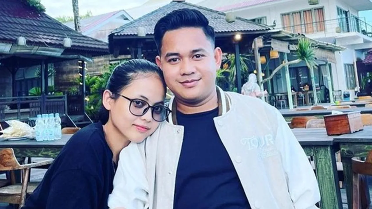OTW Sah, Putri Isnari & Abdul Azis Unggah Foto Berlatar Biru